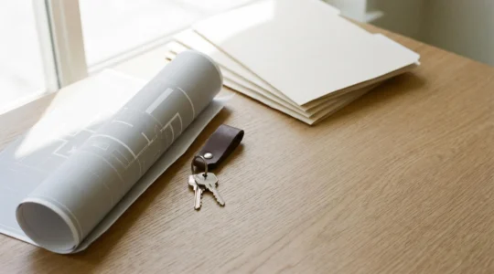 Processus sécurisé d'acquisition immobilière avec documents notariés et protection juridique